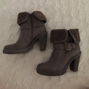  - Fodrade höst/vinter-klackskor i storlek 38, höjd runt 7cm. Köpare står för frakt. Sparsamt använda! 