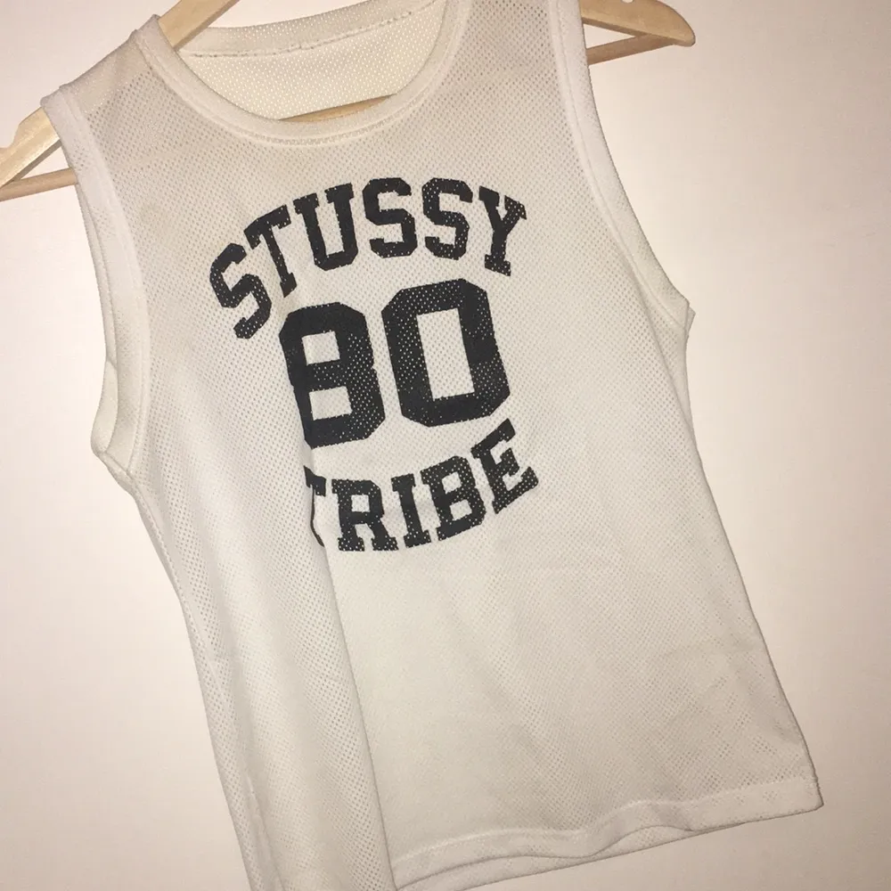 Top med trycket Stussy tribe 💕 säljes då den aldrig kommer till användning, frakt 25 kr☺️. Toppar.