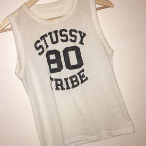 Top med trycket Stussy tribe 💕 säljes då den aldrig kommer till användning, frakt 25 kr☺️