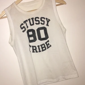  - Top med trycket Stussy tribe 💕 säljes då den aldrig kommer till användning, frakt 25 kr☺️