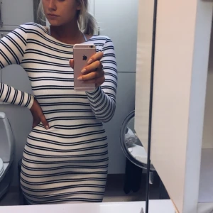  - Snygg klänning som inte är särskilt använd! Använder swish, frakt står ni för själva💓💓💋💋