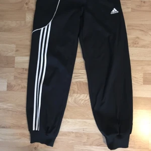  - Träningsbyxor i 100 % polyester. Mudd i byxslutet.   Tar endast swish och kontant. 