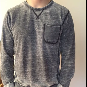  - !Solid long sleeve shirt. Size S but fits like M. A little bit worn out and it gives it a funky edge without looking trashy. Soft fabric.