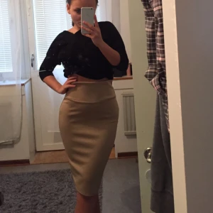  - Beige kjol från USA, aldrig använd 