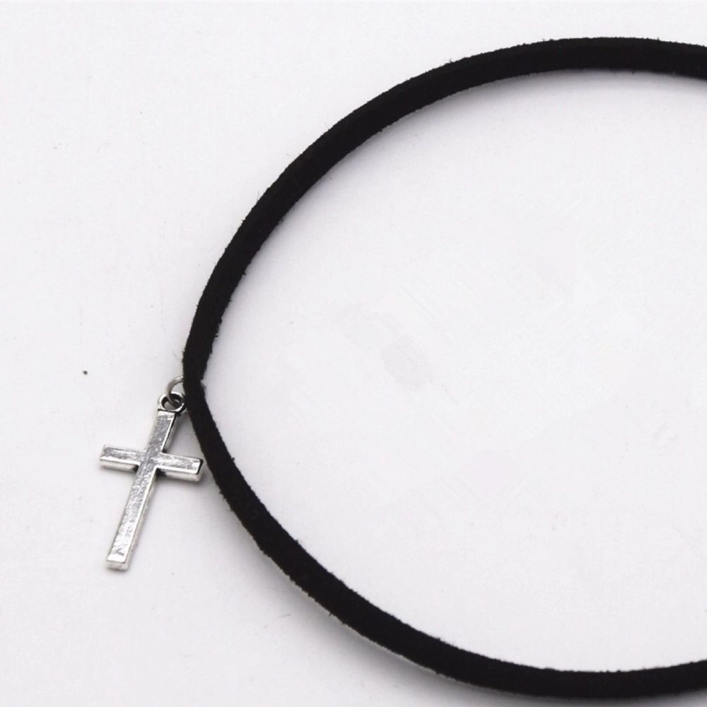 Helt ny choker med kors, riktigt snygg! đ försluts med en kedja dĂ€r du kan anpassa storleken sjĂ€lv. Ink frakt â€ïž. Accessoarer.