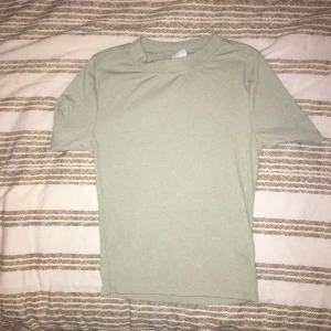  - En liten tight tischa från monki. Smalt ribbad. I mycket gott skick. 