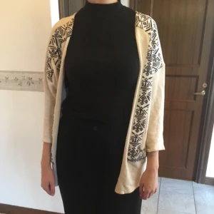  - Mysig, vit kofta från Pull & bear. 