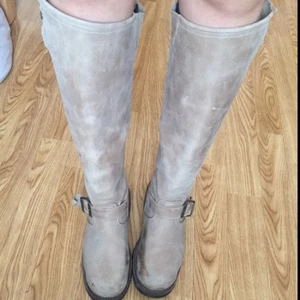  -       Säljer mina beiga primeboots! Strl 36 men passar mig som är 37:)