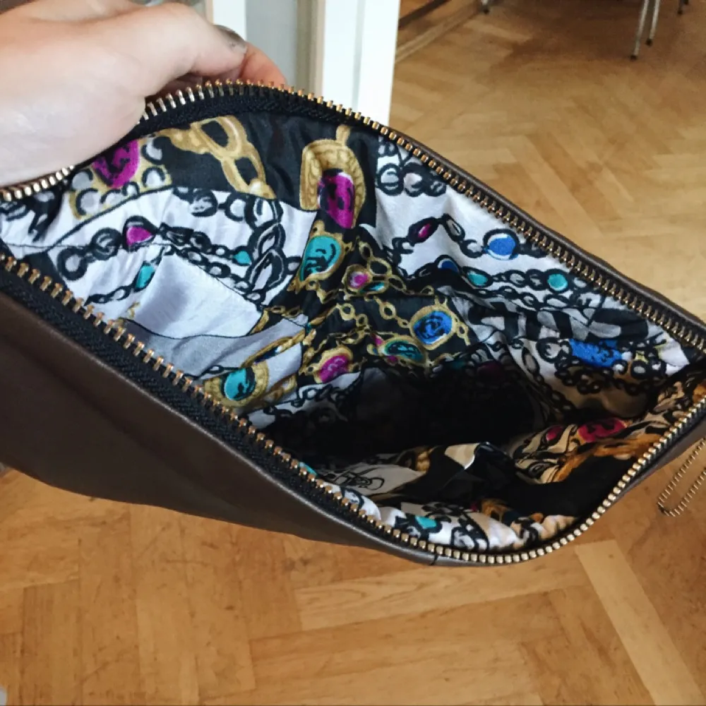 Så snygg purse/necessär/handväska från beyond retro! Snygg insida med mönster. Frakt ingår. Väskor.