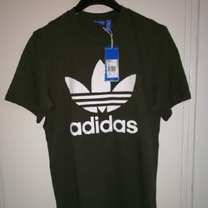 Helt ny Adidas trefoil t-shirt i storlek small och färgen grön. Alla tags sitter fortfarande på. Finns att hämta i Uppsala men kan skickas om köparen står för frakten! 