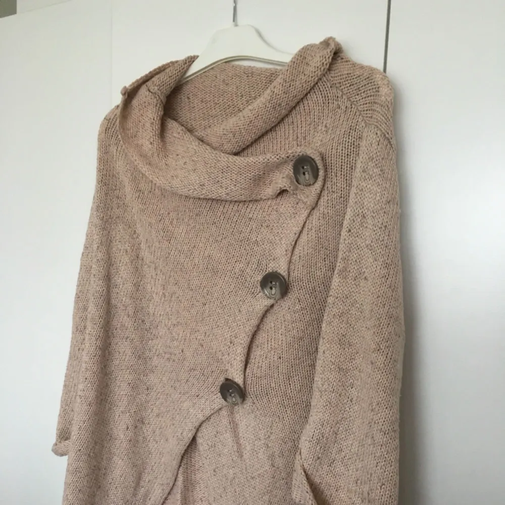 Ljusrosa stickad tröja från Gina Tricot. Stora dekorativa gråa knappar vid knäppning och på ärmar. Längre modell. . Tröjor & Koftor.