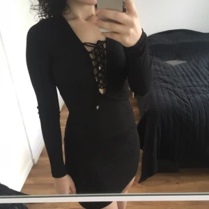  - Klänning från Gina tricot med snöring. Plagget finns kvar sålänge det inte står att det är sålt, köparen betalar frakten