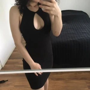  - Klänning från Bikbok i storlek S. Plagget finns kvar sålänge det inte står att det är sålt. Köparen betalar frakten