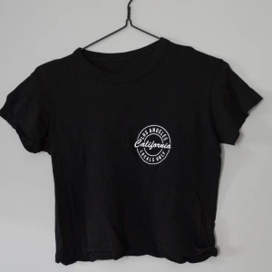  - Svart cropped top från Brandy Melville • Aldrig använd och i fint skick