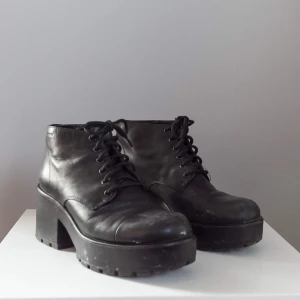  - Svarta klackade skor från Vagabond • Blemmor och färg (se bild) på skorna • Välanvända men fortfarande bra skick om man lämnar in hos skomakaren och får de lite putsade bara