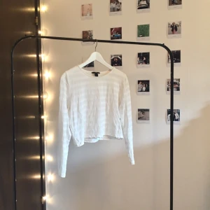  - Randig see-through magtröja som håller många minnen. Perfekt för alla tillfällen. Mötes upp i Stockholm eller fraktas. ❣️