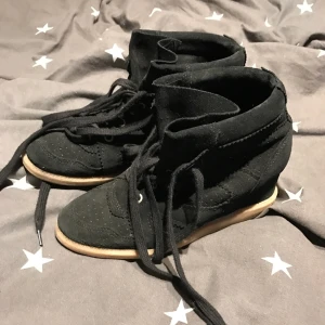  - använda 2 gånger så i bra skick! Isabel marant inspirerande skor. Nypris 1500kr storlek 38, jag tar betalt via swish och skickar paketet direkt efter du swishat för varan! 