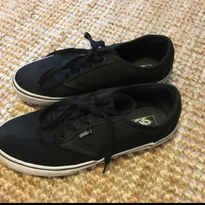  - Vans! Storlek 38, dessa är mycket sparsamt använda. Köpare betalar frakt, kan också mötas upp i Stockholm. Swish! 