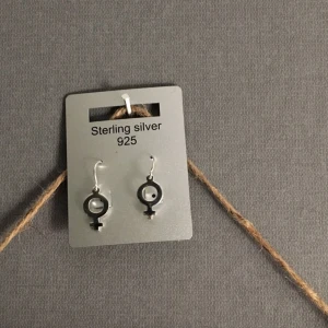  - helt nya örhängen m venustecken!!! innehåller troligtvis nickel då de är av silver så skulle inte rekommendera dessa om du är nickelallergiker. the future is female amirite