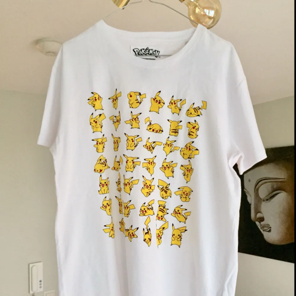 Sprillans ny Pokémon-tisha i bomull med massa oemotståndliga Pikachu för Pokémon-nörden. . T-shirts.