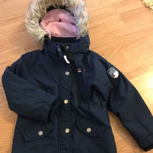  - Säljer en tjej jacka från Hampton Republic i jätte bra skick. Den är köpt på Kappahl storlek 104. Köparen står för frakt.