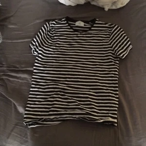  - randig t shirt från Bläck, använd fåtal gånger. 