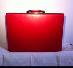 Red leather travel office brief case with lock. - Red leather travel office brief case with lock.