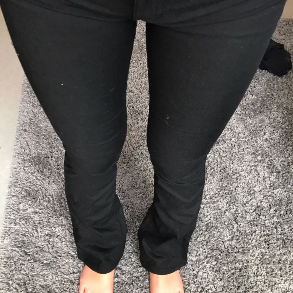 SÅÅÅ snygga bootcut-jeans!! Tyvärr aldrig använda:( tycker inte riktigt de passar mig men hade varit extremt snygga på någon annan. Jag är ca 160cm lång och har rätt korta ben haha. Jeans & Byxor.