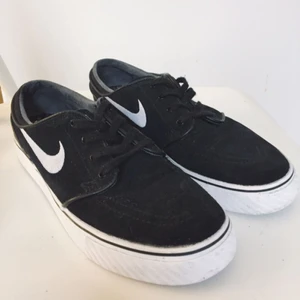  - Nike SB zoom Stefan Janoski. Säljer av sneakers som jag knappt använt pga har för många par sneakers. Dessa är i superbra skick! Storlek 38,5. Frakt ingår i priset annars om du kan hämta eller mötas upp säljs dem för 500 kr! :)