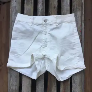 Stretchiga vita shorts från HM. Aldrig använda.