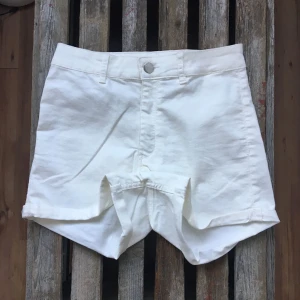  - Stretchiga vita shorts från HM. Aldrig använda.