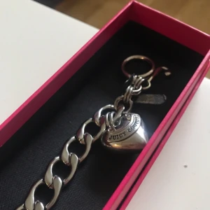  - Armband från Juicy Couture inköpt i USA men aldrig använt, superfint! Ask medföljer.