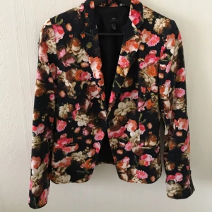  - Kavaj ifrån Mango. Sparsamt använd. Figursydd med knapp i midjan 