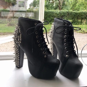  - "LITA SPIKE SHOES BLACK" heals från Jeffrey Campbell. Väldigt bekväma klackar, endast använda två gånger pga fel storlek. Jag säljer därför dessa i nyskick med lapparna kvar på undersidan. Kan mötas upp i Stockholm eller skicka! 😊✨  Nypris. 1895  