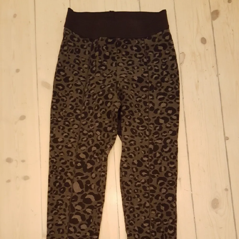 Tayts i Leopard mönster . Jeans & Byxor.