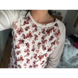  - Jättefin höst tröja från Seven Sisters! Köpt för 2 år sedan i London. Dock är den lite brun orange färgad vid kragen efter smink men syns knappt och går troligast bort med Vanish. Annars jätte fint sjuk och knappt använd. Frakten bjuder jag på.😁