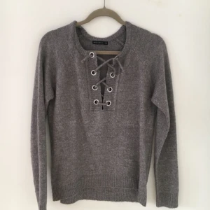  - Superfin tröja med snörning från NA-KD, inte använd mer än 2-3 gånger. Det står XS men den är lite stor i storleken, så beroende på hur du vill att den ska sitta så kan den också passa S.  Nypris: 299 kr.