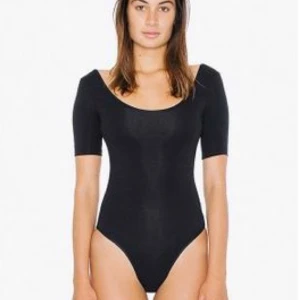  - Snygg svart body från American Apparel med djup rygg. Fint skick. Fler bilder kan skickas! 