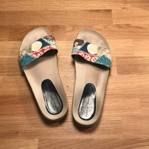  - Tofflor från Marc By Marc Jacobs i storlek 39. Mycket sparsamt använda. 