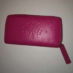  - Plånbok med bra storlek. Härlig rosa färg! 
