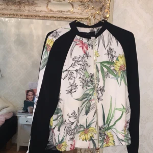  - Tunn blommig jacka från zara