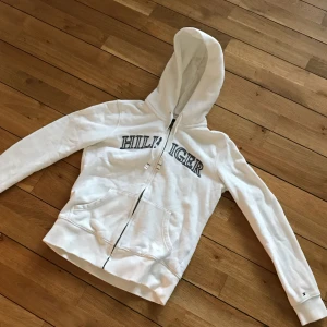  - Vit hoodie från Tommy Hilfiger, köparen står för frakten🍀
