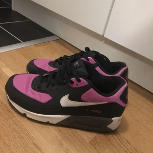 - Air max 90 använda två gånger!  Jätte fina! Storlek 38  Nypris är 1299:- 