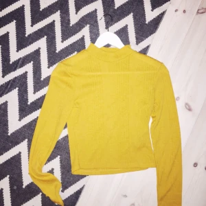  - Senapsgul croptop som är helt oanvänd🌸