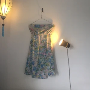  - Gullig och sval klänning från topshop. Delvis öppen rygg med ett resårband i ryggen. Använd ett fåtal gånger. 