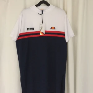  - Helt ny klänning från Ellesse, nypris 500:-. Aldrig använd, endast testad, prislapp sitter kvar. Storlek 14