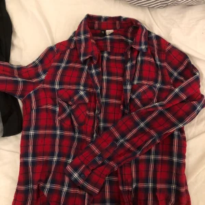  - Flannell skjorta från H&M. Använd 2-3 ggr, jättefint skick. Slutar strax över rumpan så den är 👌🏼 priset inkluderar frakt.