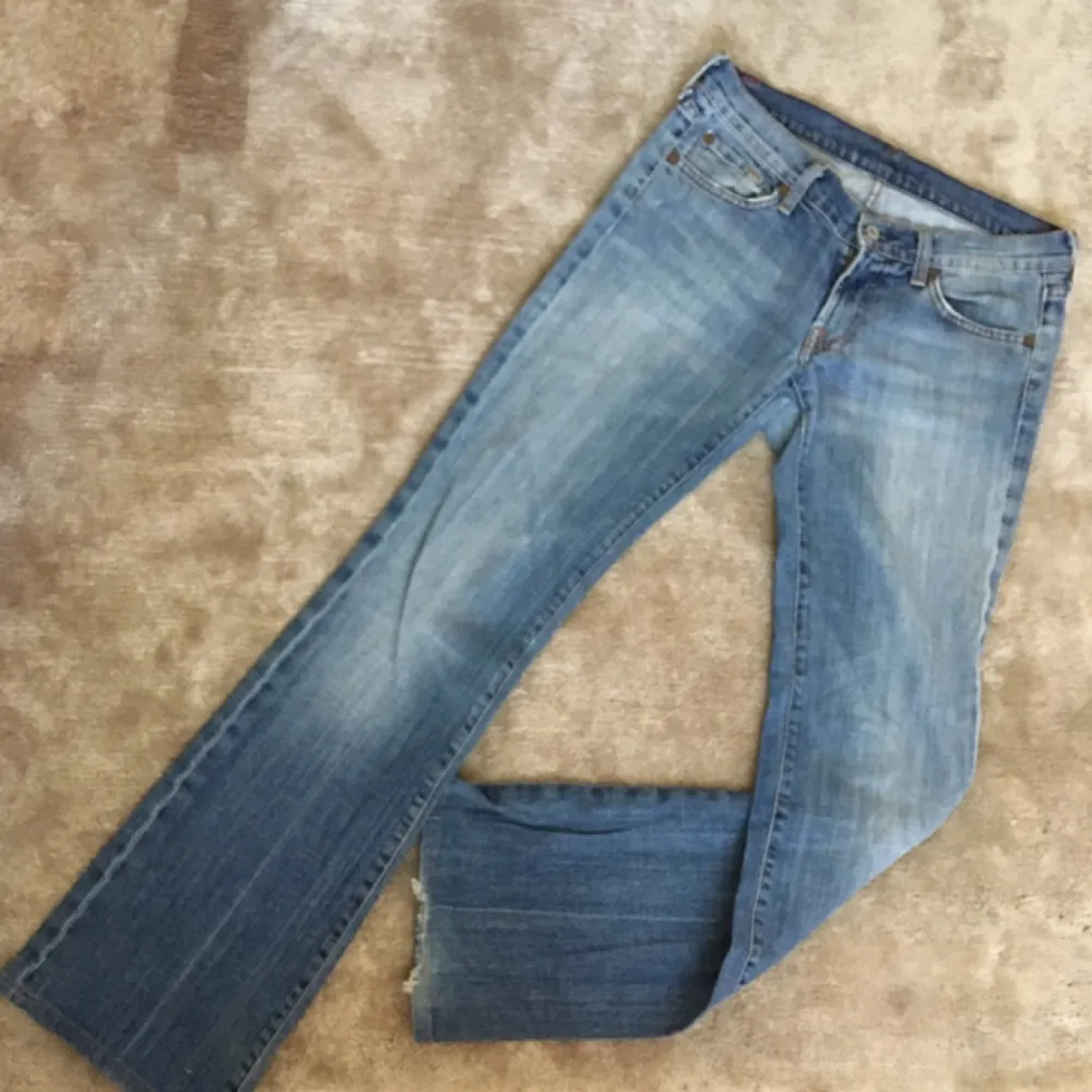 7jeans som min mamma köpte i början av 2000-talet för ca 1700 kr. väldigt tidstypisk bootcut-modell som är mycket smickrande. benen är lite mer utsvängda i slutet än vad de ser ut att vara på bilden. de är väl använda och snyggt slitna, men kmr hålla länge till. dock har de en reva som är lagad hos en skräddare (som man ser på sista bilden), men den syns knappt alls när man har dem på sig. kmr lägga upp många annonser närmsta tiden och ju fler plagg du vill ha, desto större mängdrabatt får du. möts upp i sthlm eller skickar om du betalar frakten.. Jeans & Byxor.