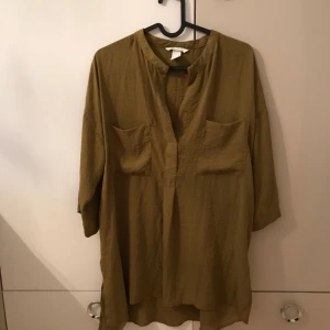  - Militärgrön transparent härlig tröja. Lite längre. Frakt tillkommer.  