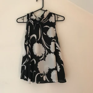  - Blommigt linne från bikbok med högre hals. Kan mötas upp i Stockholm eller så tillkommer frakt